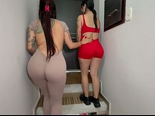 Anitta miller aprovecha la clase de yoga para manosear a su asistente