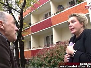 Deutsche gro&szlig_e Hausfrau auf der Stra&szlig_e vom Opa angesprochen und gefickt