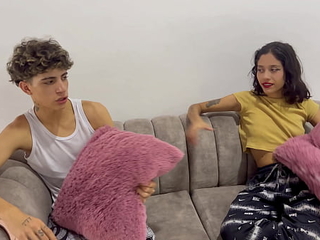 Mi peque&ntilde_ita hermanastra tiene un novio y yo le guardo el secreto a cambio de no contar nada.